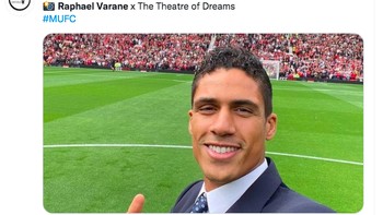 Varane pun menyempatkan diri foto selfie di Old Trafford. Foto: Twitter