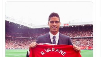 Akun Twitter resmi Manchester United memajang foto perkenalan Raphael Varane di Old Trafford. Foto: Twitter