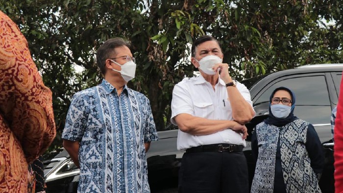 Menko Marves, Luhut Binsar Pandjaitan meninjau lokasi vaksinasi dan isoter di Kabupaten Bogor