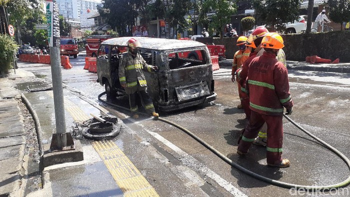 Mobil VW Combi Antik Terbakar di Simpang Dago Bandung