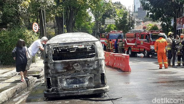 Mobil VW Combi Antik Terbakar di Simpang Dago Bandung