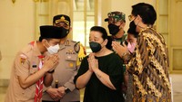 Selepas upacara, rombongan lalu menuju ke Pura Mangkunegaran. Sampai di Mangkunegaran, Gibran langsung menuju ke Ndalem Ageng, tempat Mangkunegara IX disemayamkan. Tampak Gibran menghampiri istri Mangkunegara IX, Gusti Kanjeng Putri Mangkunegara IX dan menghaturkan bela sungkawa. Dia juga sempat berdoa di depan jenazah. Dok. Pemkot Solo.