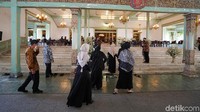Gibran mendoakan agar rangkaian prosesi pemakaman dengan lancar. Dia juga memastikan petugas terus bersiaga agar prosesi berjalan sesuai protokol kesehatan. Kartika Bagus/detikcom.