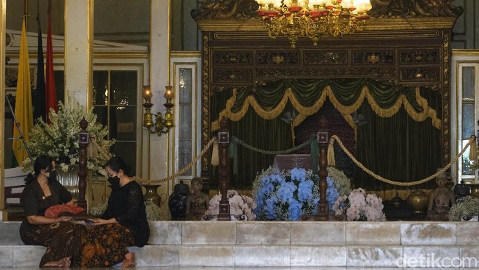 Wali Kota Solo, Gibran Rakabuming Raka hadir melayat KGPAA Mangkunegara IX di Pura Mangkunegaran hari ini.