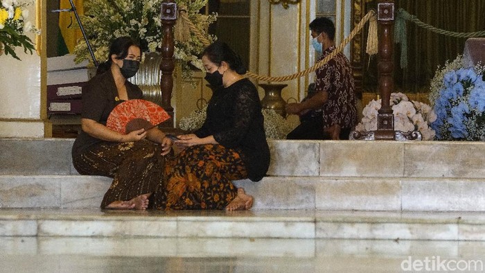 Wali Kota Solo, Gibran Rakabuming Raka hadir melayat KGPAA Mangkunegara IX di Pura Mangkunegaran hari ini.