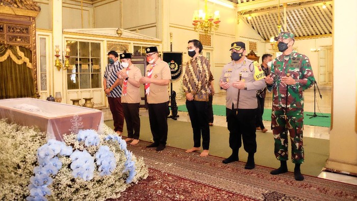 Wali Kota Solo, Gibran Rakabuming Raka hadir melayat KGPAA Mangkunegara IX di Pura Mangkunegaran hari ini.