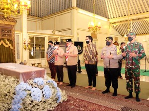 Pakai Baju Pramuka, Gibran Melayat Mangkunegara IX