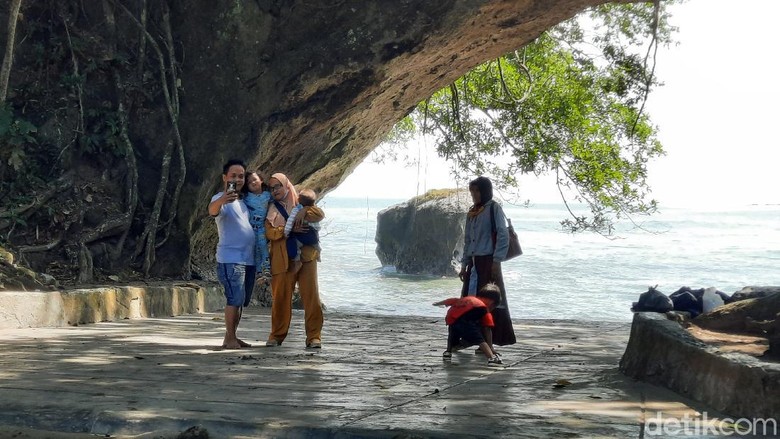 Pantai Karang Bolong Pantai Karang Bolong