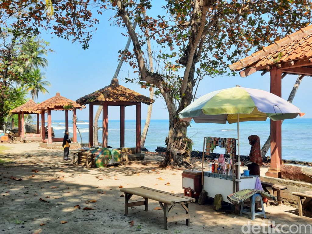 Pantai Karang Bolong