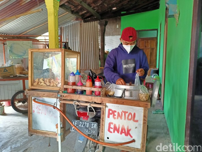 pelajar smp penjual pentol