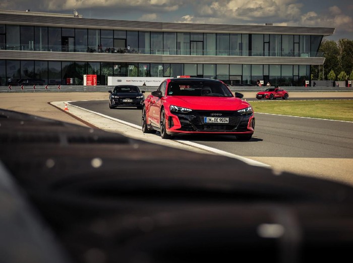 Pemain Bayern Munich dapat mobil listrik E-Tron dari Audi.