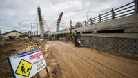 Pekerja menyelesaikan proyek pembangunan jembatan Sungai Alalak di Banjarmasin, Kalimantan Selatan, Sabtu (14/8/2021). 