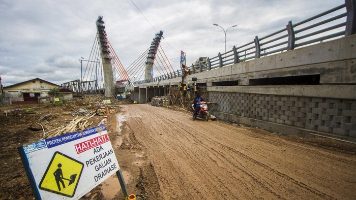 PEMBANGUNAN JEMBATAN SUNGAI ALALAK BANJARMASIN Pekerja menyelesaikan proyek pembangunan jembatan Sungai Alalak di Banjarmasin, Kalimantan Selatan, Sabtu (14/8/2021). Progres pembangunan jembatan Sungai Alalak yang menghubungkan Kota Banjarmasin dengan Kabupaten Barito Kuala yang menjadi ikonik dan sebuah wisata baru oleh pemerintah Kota Banjarmasin tersebut sudah mencapai 93,2 persen dan ditargetkan rampung pada 15 September 2021. ANTARA FOTO/Bayu Pratama S/rwa.