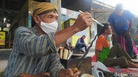 Benda pusaka lalu digosok dengan buah jeruk nipis untuk mengikis karat yang ada. Setelah digosok dengan jeruk nipis, pusaka kemudian dimasukkan ke dalam larutan arsenik warangan. Setelah beberapa saat, pusaka dikeringkan dengan bekatul. Setelah itu, pusaka dibersihkan, disapu dengan kuas khusus dan terakhir dioleskan minyak cendana.
