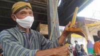 Sebelum menjamas benda pusaka itu, Mbah Mulyono terlebih dulu menjalankan tirakat puasa mutih dan puasa ngbeleng. Puasa mutih adalah puasa yang dilakukan dengan tidak makan atau minum semua hal kecuali nasi putih dan air putih. Sedangkan puasa Ngbeleng adalah puasa tanpa makan, minum dan tidur.
