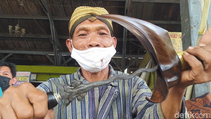 Perkenalkan Mbah Mulyono, Sang Penjamas Pusaka di Bulan Suro Di Blora, ada seorang kakek legend yang sudah 20 tahun membuka jasa membersihkan atau menjamas benda-benda pusaka saat bulan Suro, Mbah Mulyono namanya.