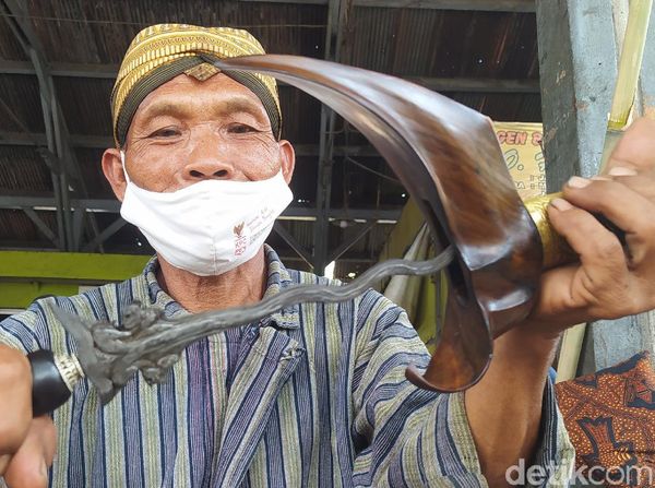 Perkenalkan Mbah Mulyono, Sang Penjamas Pusaka di Bulan Suro