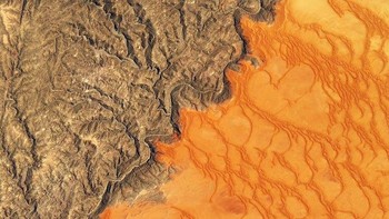 Gurun pasir Namib diambil oleh Landsat 8 pada 13 November 2019. Gambar ini menunjukkan kontras warna antara gurun pasir Namib dengan pegunungan berbatu di Namib-Naukluft Park. Pasir dalam foto itu terlihat berwarna oranye kemerahan akibat adanya kandungan oksida besi. Selain itu, ada pula Sungai Kuiseb yang rawan banjir. Sungai tersebut bertugas menghentikan pasir agar tidak tumpah ke pegunungan. Foto: NASA