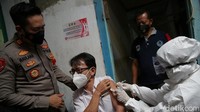 Petugas medis menyuntikan vaksin COVID 19 di RW 2 Kelurahan Karang Anyar, Sawah Besar, Jakarta.