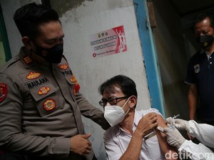 Polisi Door to Door Sasar Warga yang Belum Vaksin di Jakpus