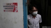 Warga yang belum divaksin karena alasan kesehatan ditempeli stiker agar dapat divaksin pada kesempatan berikutnya. 