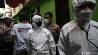 Para nakes yang bertugas tampil lengkap mengenakan APD.