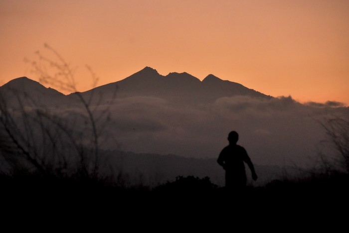 Siluet puncak Gunung Rinjani terlihat jelas saat matahari terbit dari Kota Mataram, NTB, Sabtu (14/8/2021). Gunung Rinjani yang terletak di bagian utara Pulau Lombok merupakan gunung berapi tertinggi kedua di Indonesia dengan ketinggian 3,726 mdpl dan menjadi salah satu tempat wisata pegunungan favorit di NTB. ANTARA FOTO/Ahmad Subaidi/rwa.