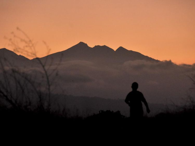 Terpukau Indahnya Lansekap Gunung Rinjani Saat Fajar