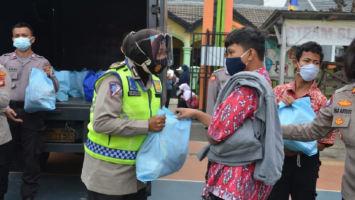Ratusan pelajar SLB Negeri Kota Bekasi divaksin COVID-19, Jumat (13/8/2021)/(Dok.Polres Metro Bekasi Kota)