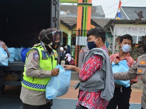 Cara Polisi Bujuk Siswa-Siswi SLB di Bekasi Ikut Vaksinasi COVID