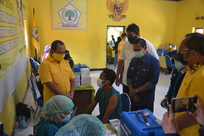 Sarmuji Saat Meninjau Vaksinasi di Pacitan