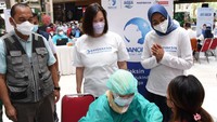 Hari ini (14/8) hadir Wali Kota Jakarta Barat Uus Kuswanto, CEO of Danone Indonesia Connie Ang, dan Corporate Communication General Manager Alfamart Nur Rachman melakukan peninjauan secara langsung kegiatan Mini Sentra Danone Vaccine Center. 