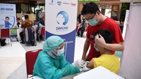 Danone Indonesia bekerjasama dengan Pemerintah Provinsi DKI Jakarta, PT Sumber Alfaria Trijaya Tbk (Alfamart) dan Green Sedayu Mall yang diselenggarakan pada 10 – 15 Agustus 2021 dengan target 3,000 peserta vaksin. Target sasaran utama Mini Sentra Danone Vaccine Center adalah pelaku UMKM, ibu hamil, anak usia 12 – 17 tahun, serta masyarakat rentan seperti pemulung di wilayah Jakarta Barat dan sekitarnya.