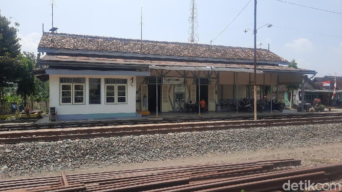 Stasiun kereta api tertua di Indonesia ternyata berada di Kabupaten Grobogan, Jawa Tengah. Stasiun tertua itu yakni Stasiun Tanggung.