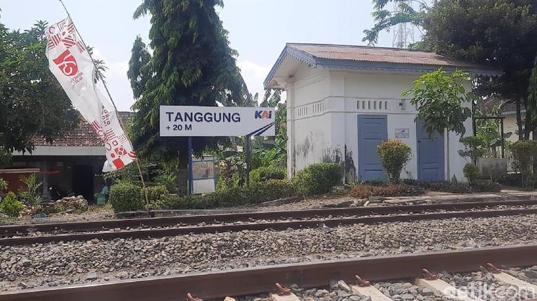 Stasiun kereta api tertua di Indonesia ternyata berada di Kabupaten Grobogan, Jawa Tengah. Stasiun tertua itu yakni Stasiun Tanggung.
