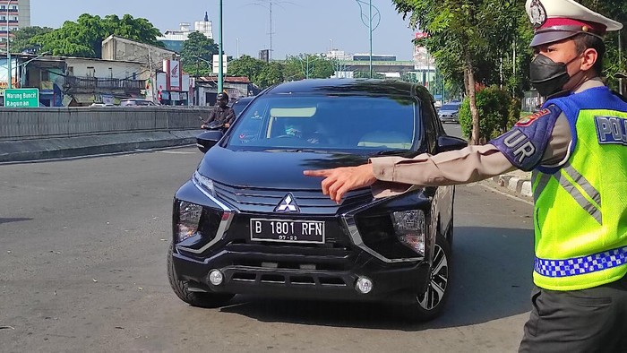 Suasana di pos pengecekan ganjil-genap menuju Jalan Gatot Subroto (Azhar-detikcom)