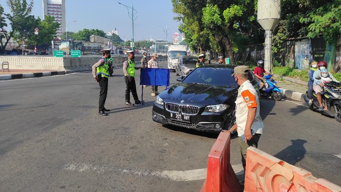 Suasana di pos pengecekan ganjil-genap menuju Jalan Gatot Subroto (Azhar-detikcom)
