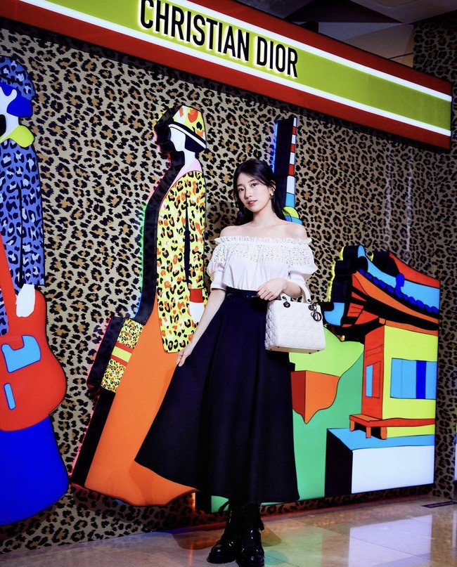 Sang aktris yang mendapat julukan Human Dior terlihat begitu memesona. Suzy memiliki vibe elegan dan mewah, yang selaras dengan fashion kenamaan asal Perancis itu. Foto: dok. Instagram ellekorea
