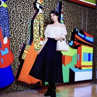 Sang aktris yang mendapat julukan Human Dior terlihat begitu memesona. Suzy memiliki vibe elegan dan mewah, yang selaras dengan fashion kenamaan asal Perancis itu. Foto: dok. Instagram ellekorea