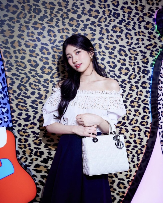 ELLE Korea membagikan sejumlah potret Suzy saat mendatangi pop-up store Dior pada Jumat (13/8/2021). Bintang Start Up itu memancarkan auranya sebagai brand ambassador Dior. Foto: dok. Instagram ellekorea