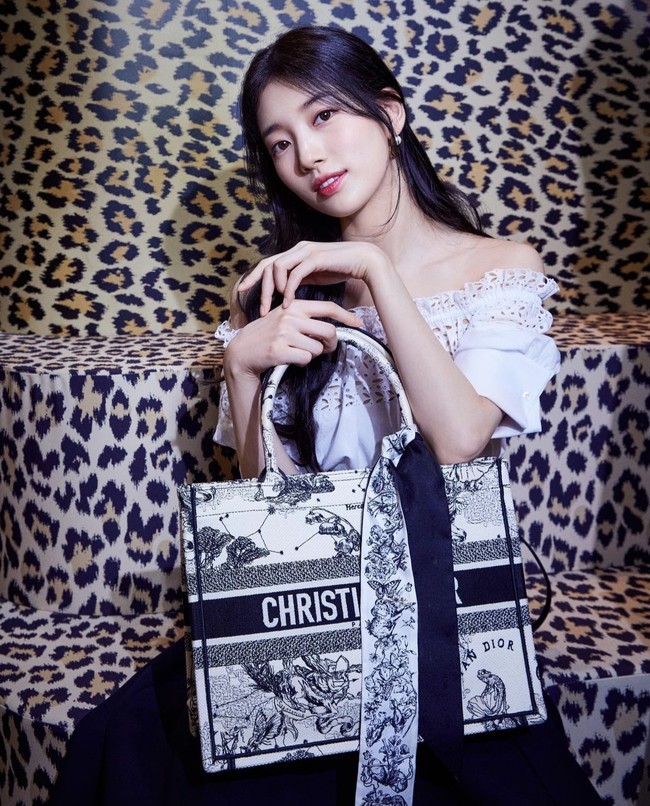 Suzy termasuk artis Korea tercantik yang kerap bepergian tanpa mengenakan makeup. Saat agensi Management SOOP mengunggah video yang memperlihatkan wajahnya tanpa makeup, penggemar dibuat kagum dengan kecantikan alami bintang Start Up itu. Foto: dok. Instagram ellekorea