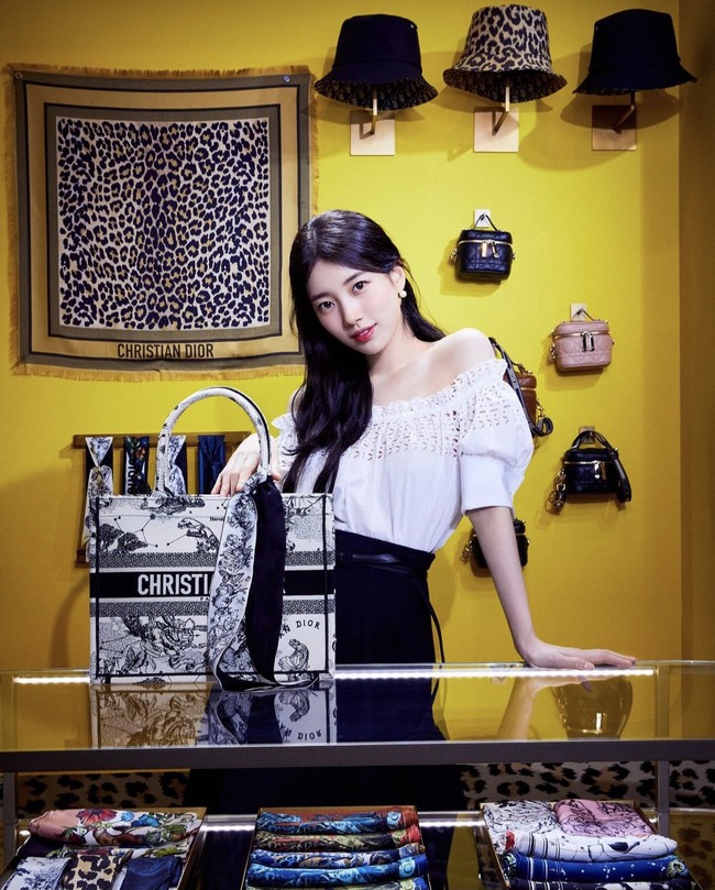 Suzy sontak menjadi perbincangan hangat di forum komunitas Korea. Sejumlah netizen Korea melihat sosoknya bak boneka, bahkan tak sedikit yang berharap terlahir kembali dengan wajah Suzy. Foto: dok. Instagram ellekorea
