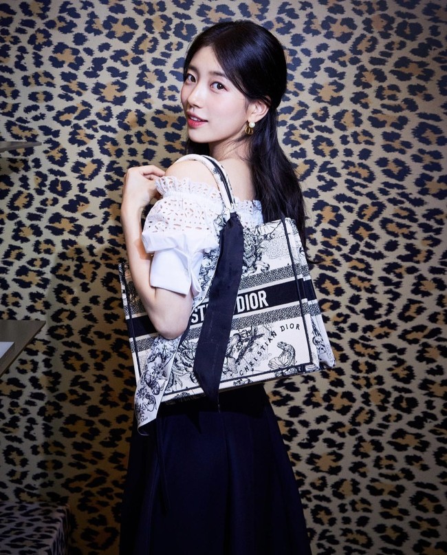Pemilik nama lengkap Bae Suzy ini sebelumnya membuat penonton Start Up salah fokus. Ia terlihat mengenakan tas Dior saat bertemu Nam Do San (pemain Nam Joo Hyuk) untuk pertama kalinya. Foto: dok. Instagram ellekorea