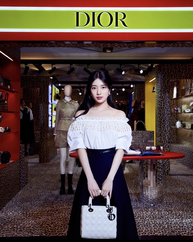 “Dia seperti boneka,” “Wow tercantik di negara kita,” “Tolong biarkan aku hidup dengan wajah Suzy dalam kehidupan berikutnya,” “Bagaimana rasanya hidup sebagai Suzy…” tulis sejumlah netizen. Foto: dok. Instagram ellekorea