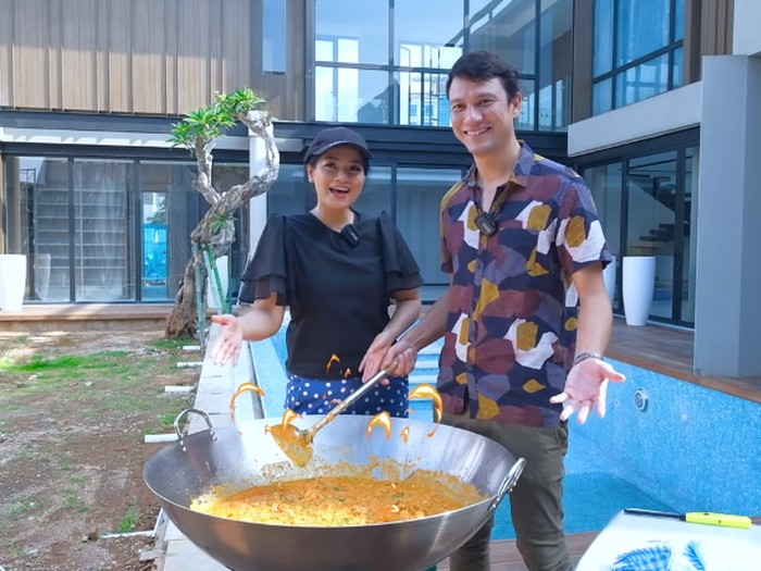 Titi Kamal dan Christian Sugiono Masak Seblak Jumbo 8 Kg!