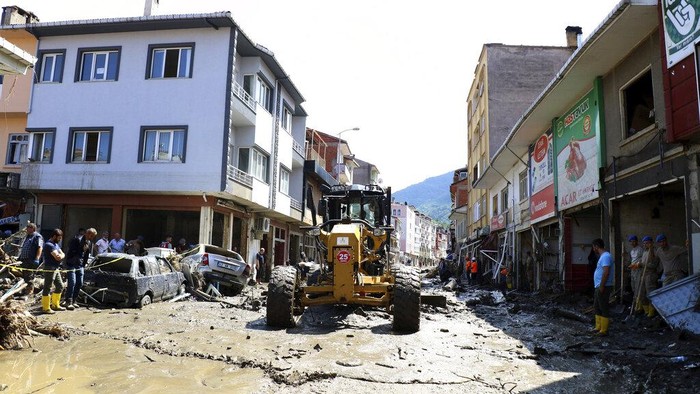 Turkey Floods Women react as they look at the destroyed building where they lived, in Bozkurt town of Kastamonu province, Turkey, Saturday, Aug. 14, 2021. The death toll from severe floods and mudslides in coastal Turkey has climbed to at least 44, the country's emergency and disaster agency said Saturday. Torrential rains that pounded the Black Sea provinces of Bartin, Kastamonu and Sinop on Wednesday caused flooding that demolished homes, severed at least five bridges, swept away cars and rendered numerous roads unpassable. (AP Photo)