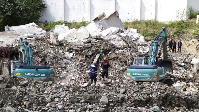 Women react as they look at the destroyed building where they lived, in Bozkurt town of Kastamonu province, Turkey, Saturday, Aug. 14, 2021. The death toll from severe floods and mudslides in coastal Turkey has climbed to at least 44, the countrys emergency and disaster agency said Saturday. Torrential rains that pounded the Black Sea provinces of Bartin, Kastamonu and Sinop on Wednesday caused flooding that demolished homes, severed at least five bridges, swept away cars and rendered numerous roads unpassable. (AP Photo)