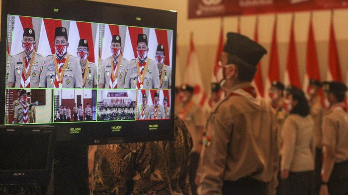 Layar menampilkan Ketua Kwartir Nasional Gerakan Pramuka Komjen Pol (Purn) Budi Waseso saat Upacara Hari Pramuka di Wiladatika, Cibubur, Jakarta, Sabtu (14/8/2021). Upacara peringatan Hari Pramuka ke-60 tahun digelar dengan membatasi jumlah peserta dan penerapan protokol kesehatan saat pandemi COVID-19. ANTARA FOTO/Asprilla Dwi Adha/rwa.