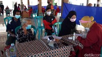 Sabtu (14/8/2021) hari ini ada tiga pasar yang mendapatkan vaksinasi Corona. Yaitu Pasar Sunggingan, Pasar Hewan Jelok, dan Pasar Ketitang, Kecamatan Nogosari.