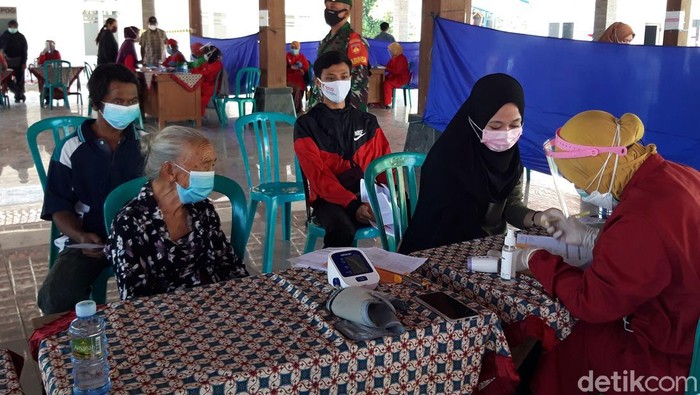 Sebanyak 800 pedagang di tiga pasar di Boyolali menjadi sasaran vaksinasi COVID-19. Vaksinasi dilaksanakan serentak hari ini, Sabtu (14/8).